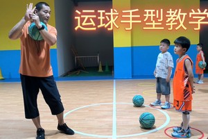  儿童篮球启蒙的综合训练入门：打造未来球星的最佳路径